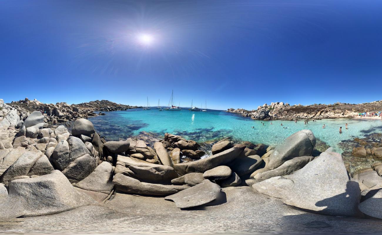 Foto de Cala Di Chiorneri beach con brillante arena fina superficie