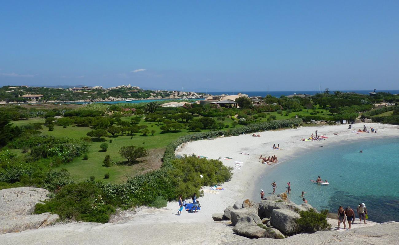 Foto de Playa Cala Di Chiorneri III con brillante arena fina superficie