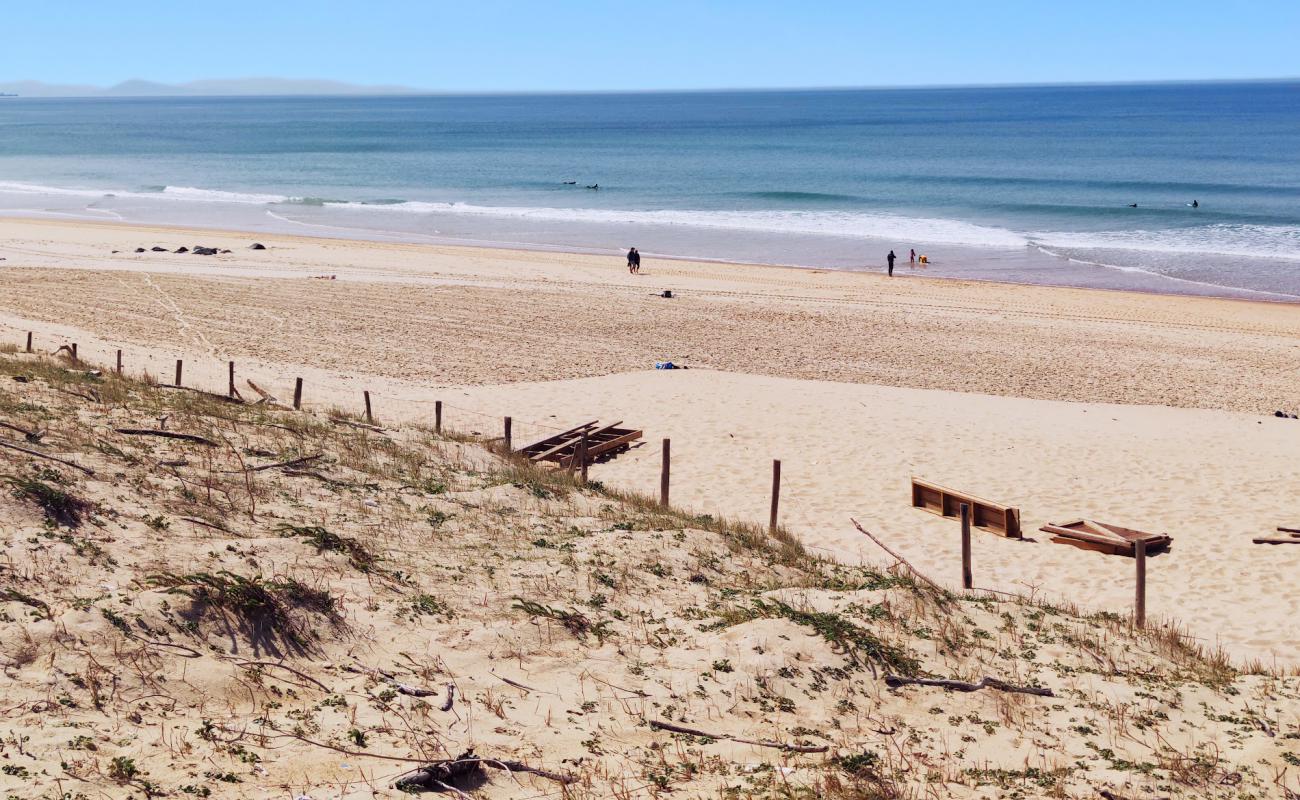 Foto de Plage des Bourdaines con arena brillante superficie