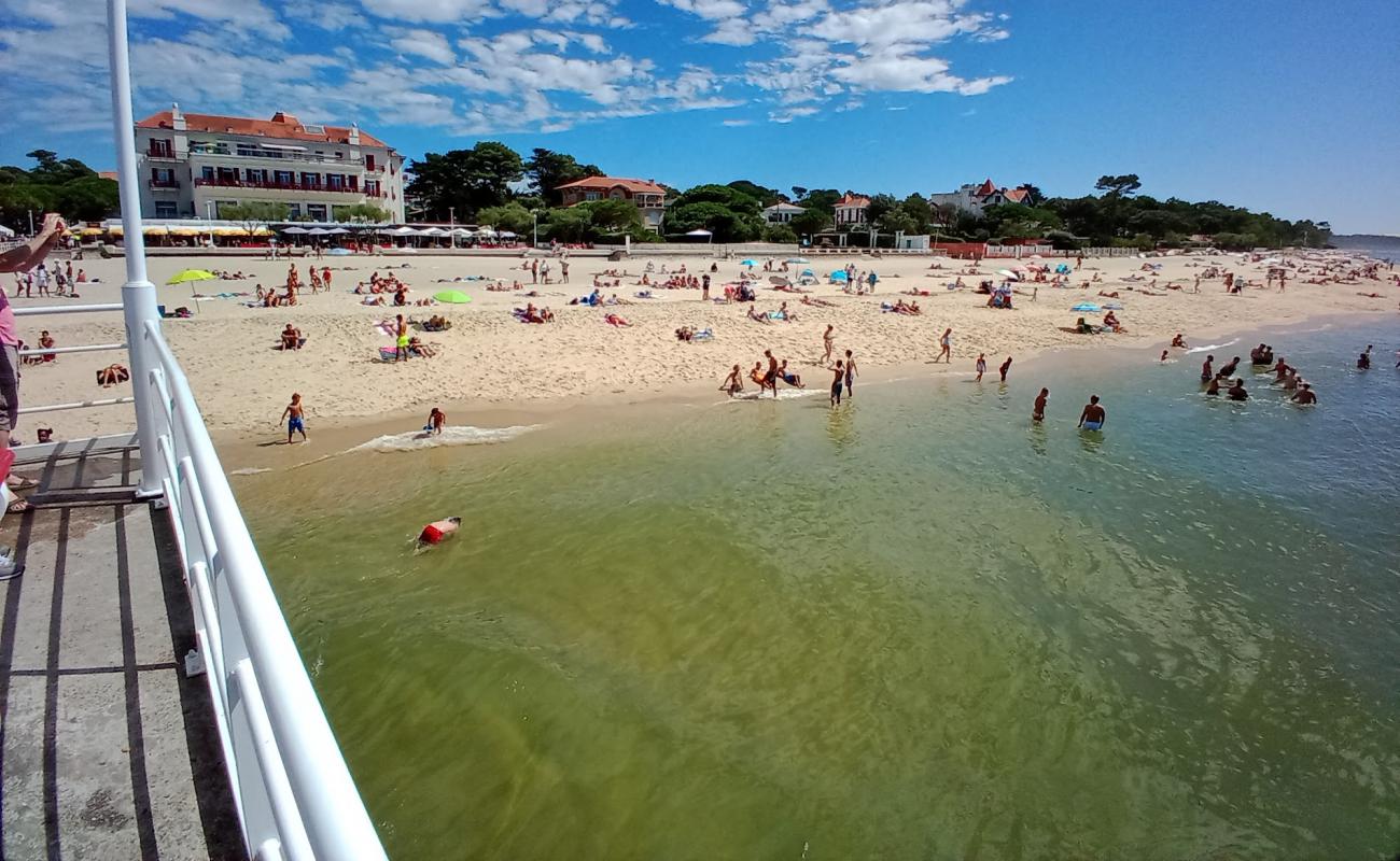 Foto de Plage du Moulleau con arena fina blanca superficie