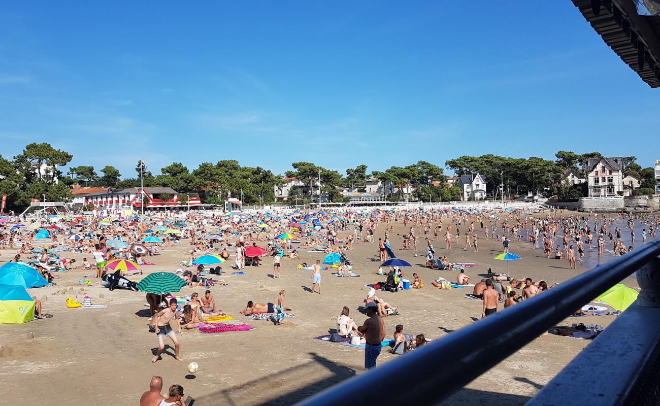 Foto de Plage du Bureau con arena oscura superficie