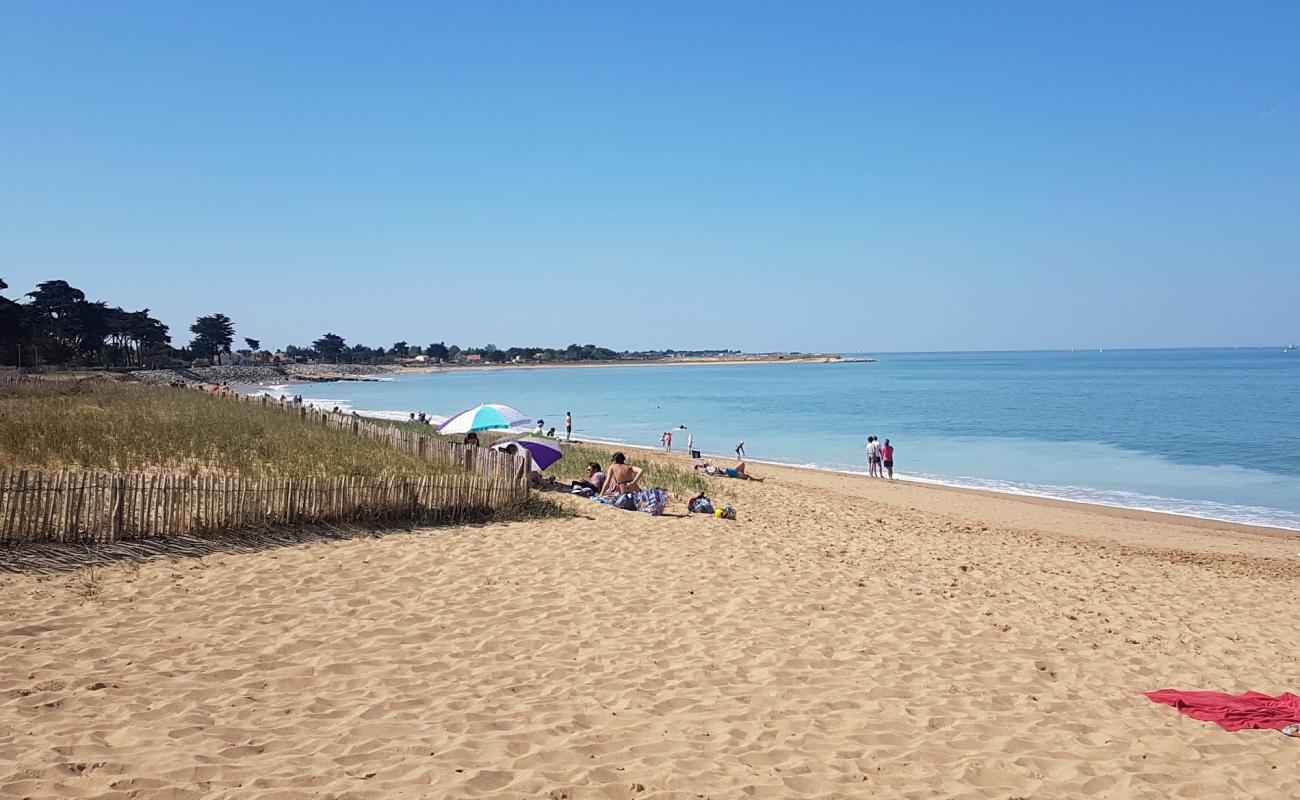 Foto de La-Bree-les-Bains beach con arena brillante superficie