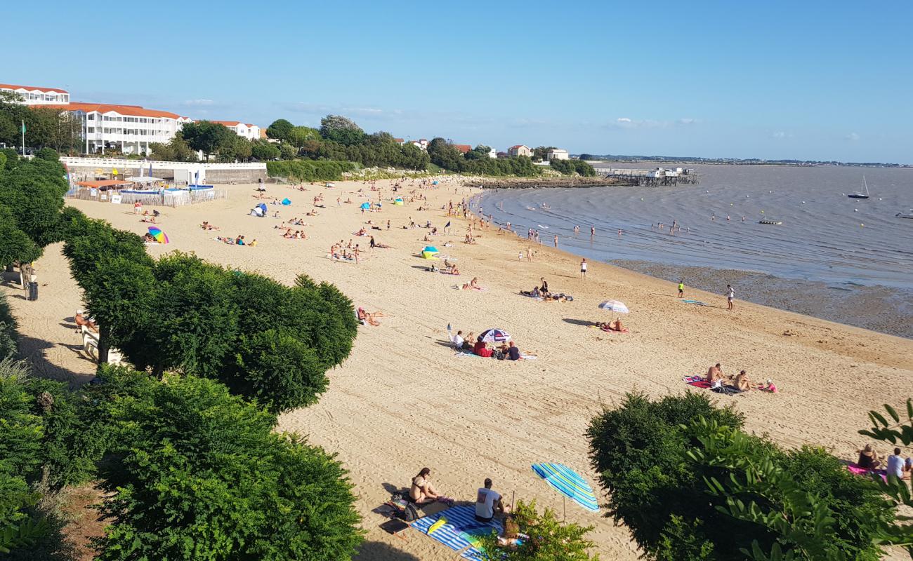 Foto de Plage Sud con arena brillante superficie