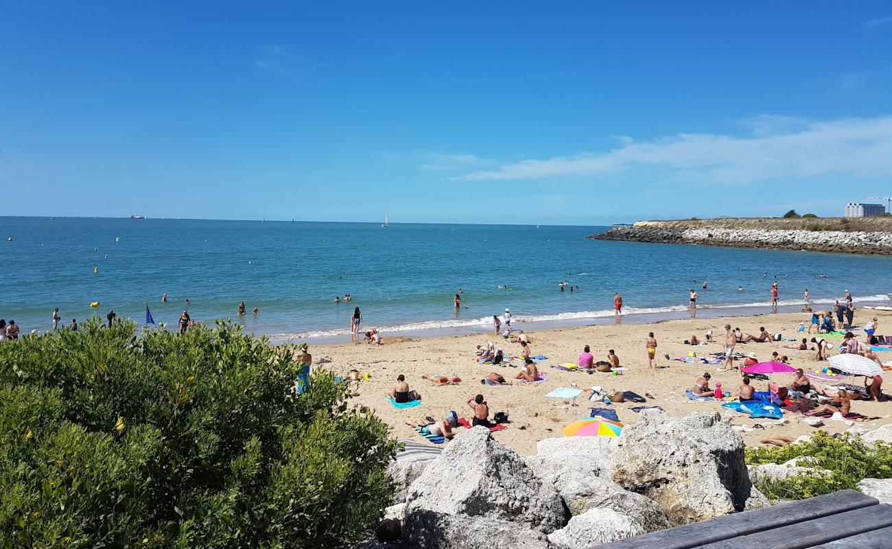 Foto de Plage Chef de Baie con arena oscura superficie