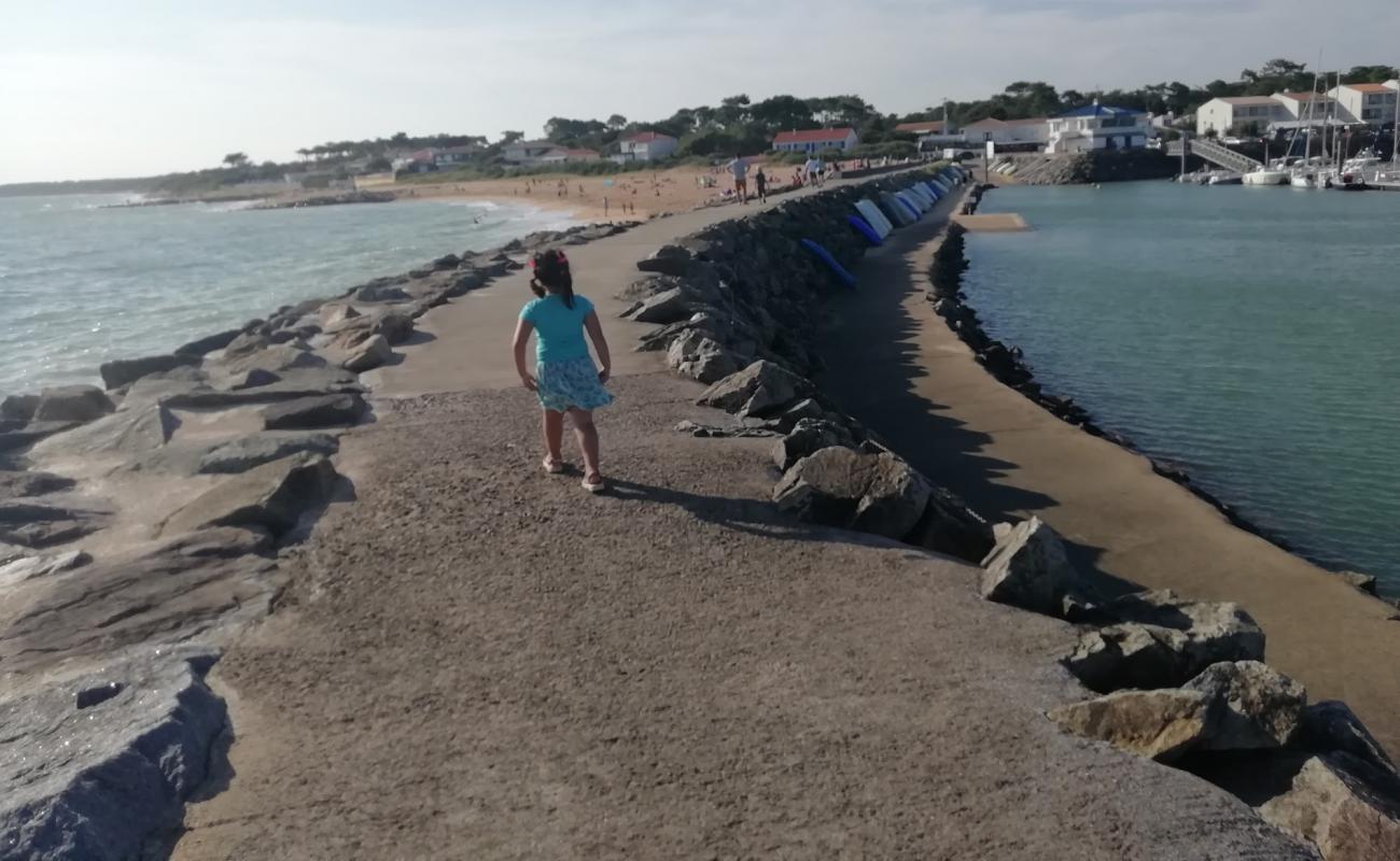 Foto de Jurd Sur Mer beach con arena brillante y rocas superficie