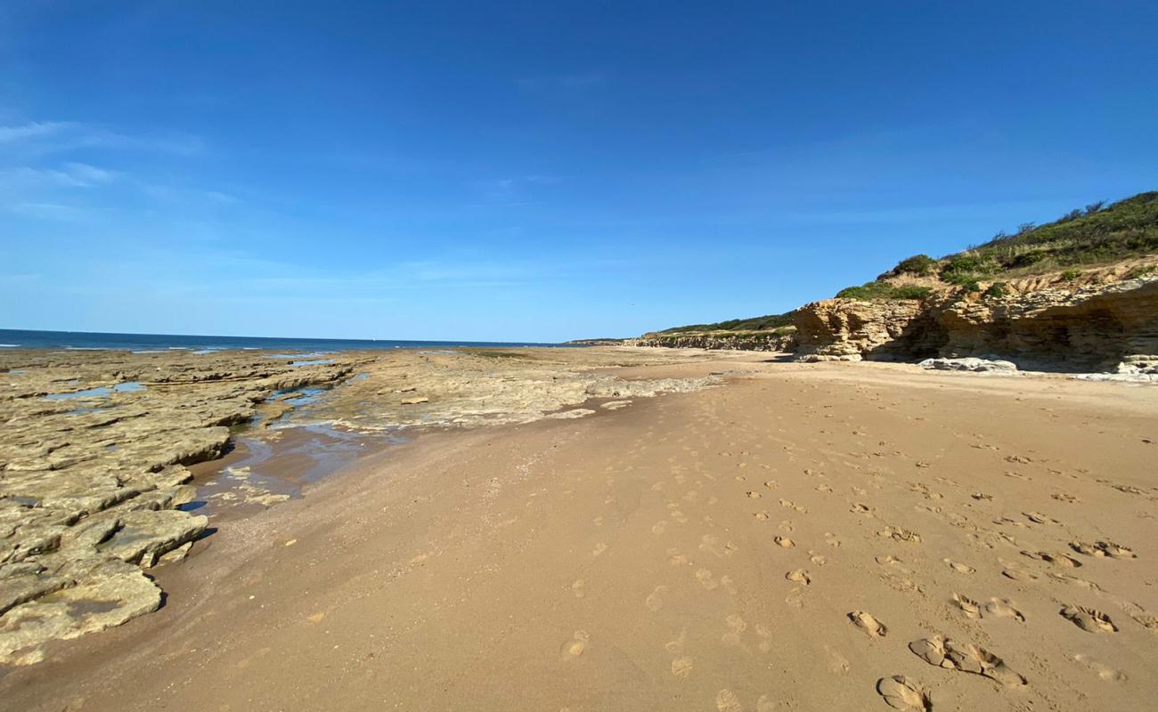 Foto de Ragounite beach con arena brillante y rocas superficie