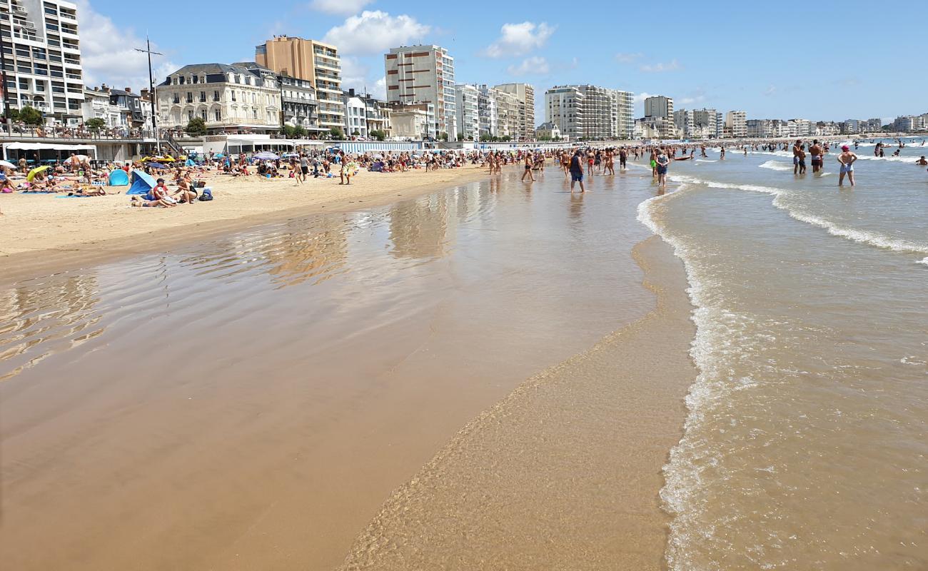 Foto de Les Sables d'Olonne con brillante arena fina superficie