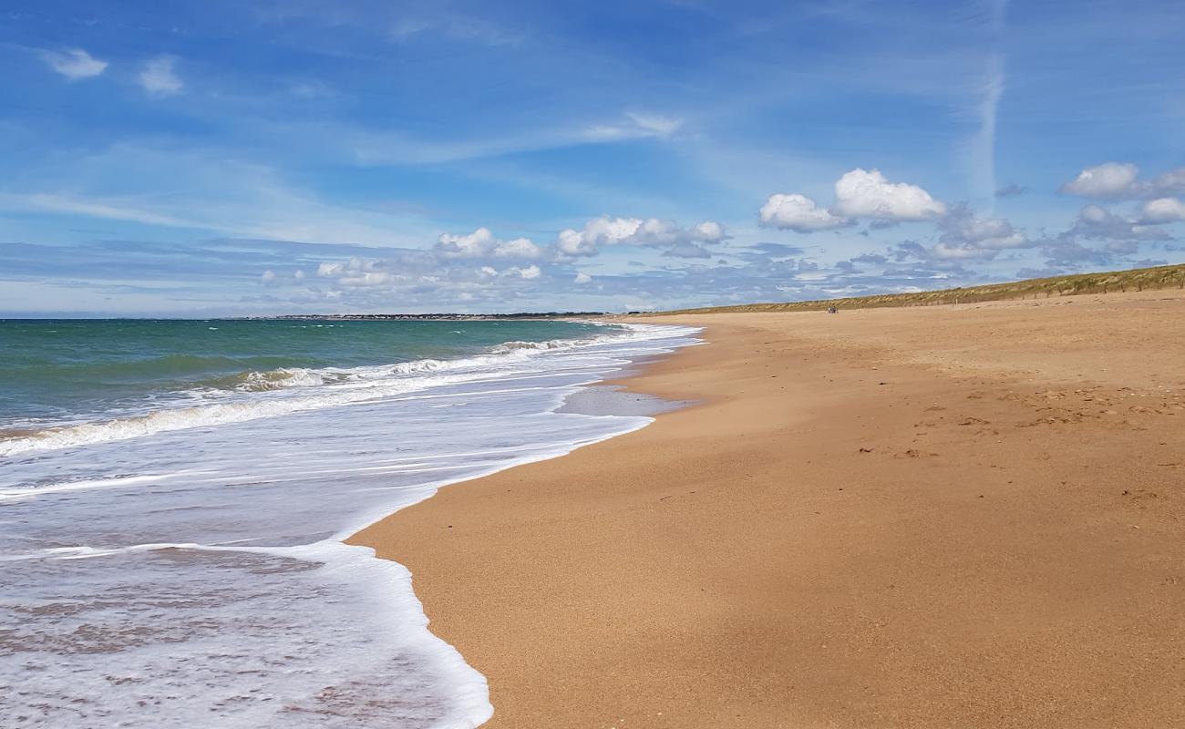 Foto de Plage des Granges con arena brillante superficie