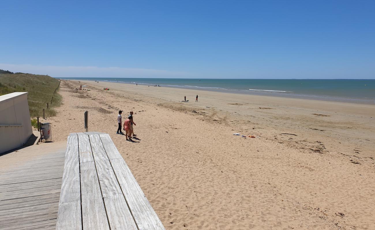 Foto de Notredame De Monts beach con arena brillante superficie