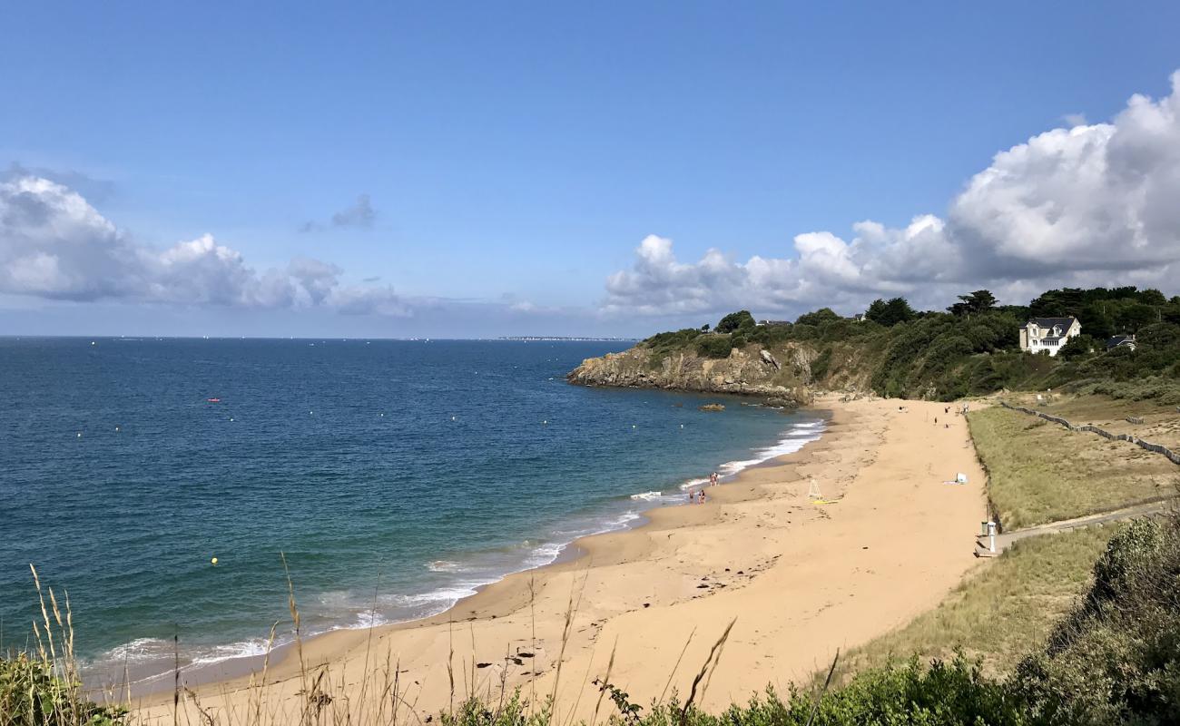 Foto de Plage des Jaunais con arena brillante superficie