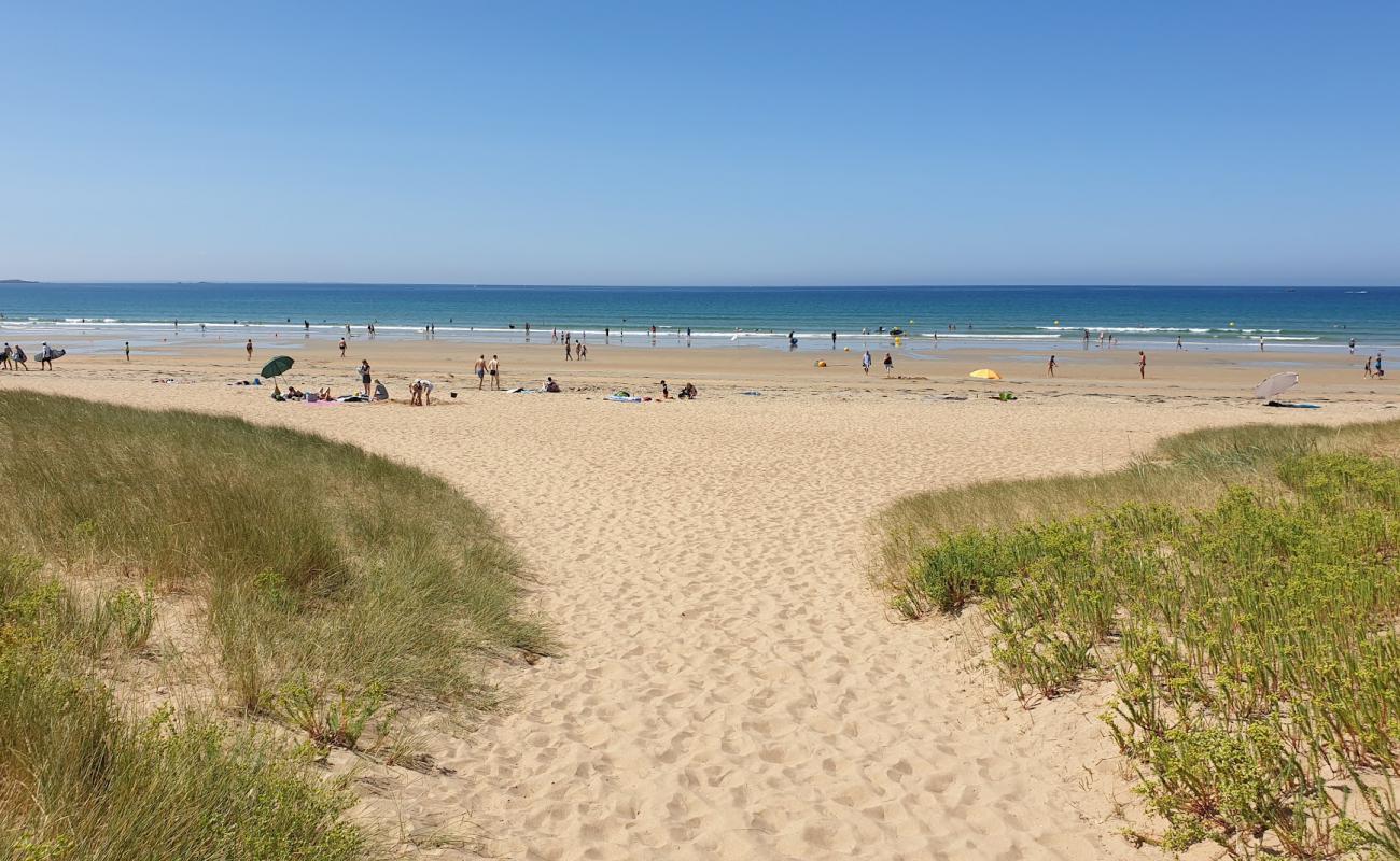 Foto de Plage de Kerhillio con arena brillante superficie