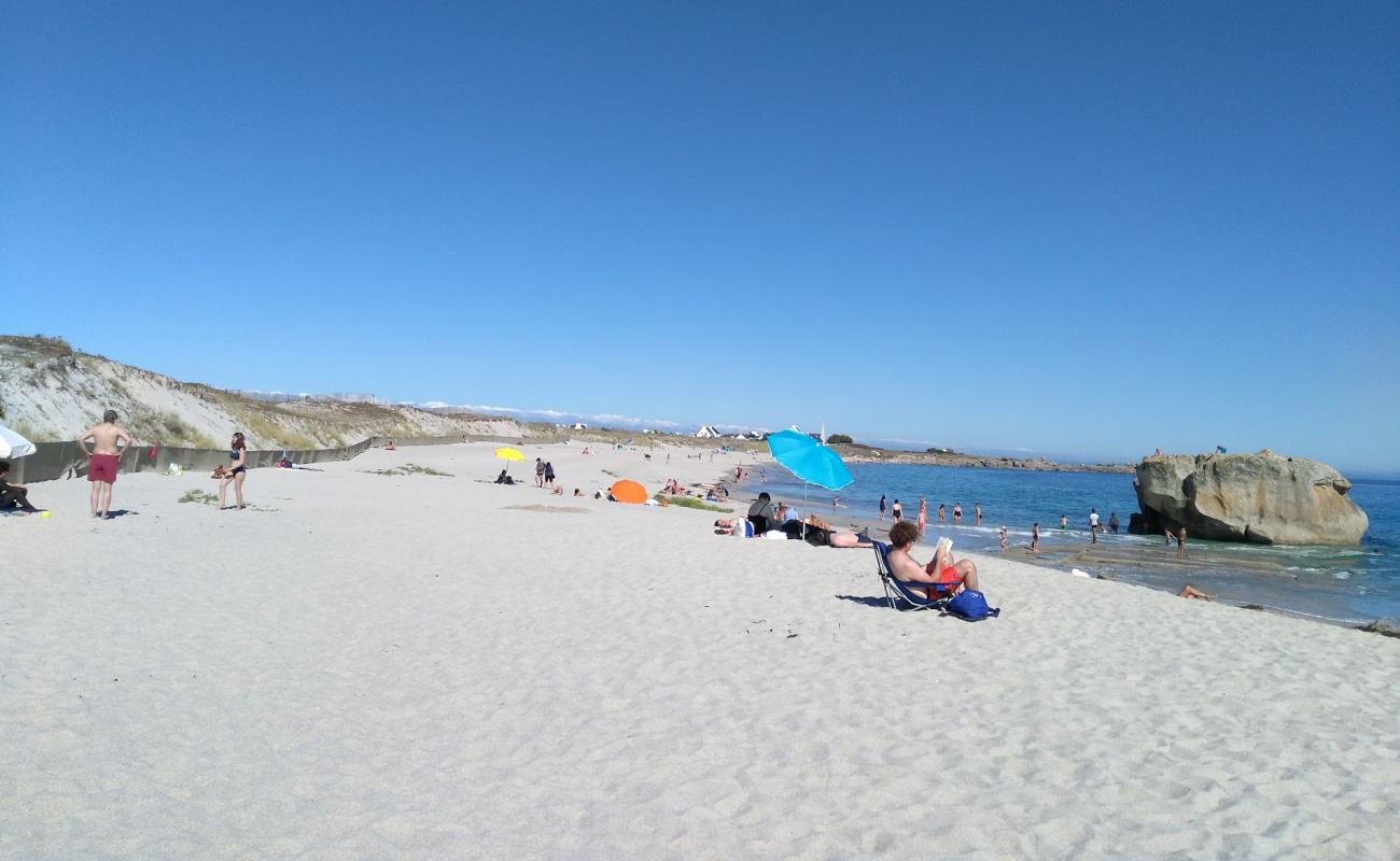 Foto de Plage de Kersaux con arena fina blanca superficie