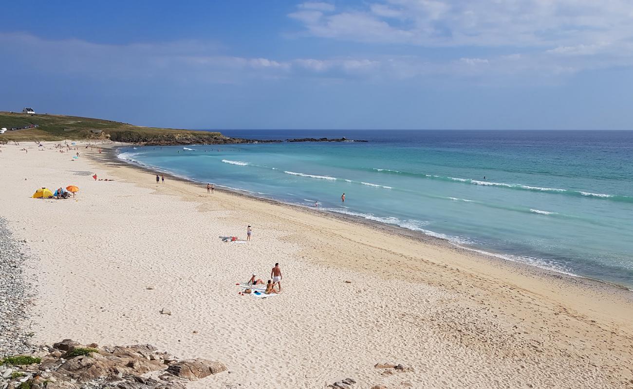 Foto de Plage de Guendrez con arena brillante superficie