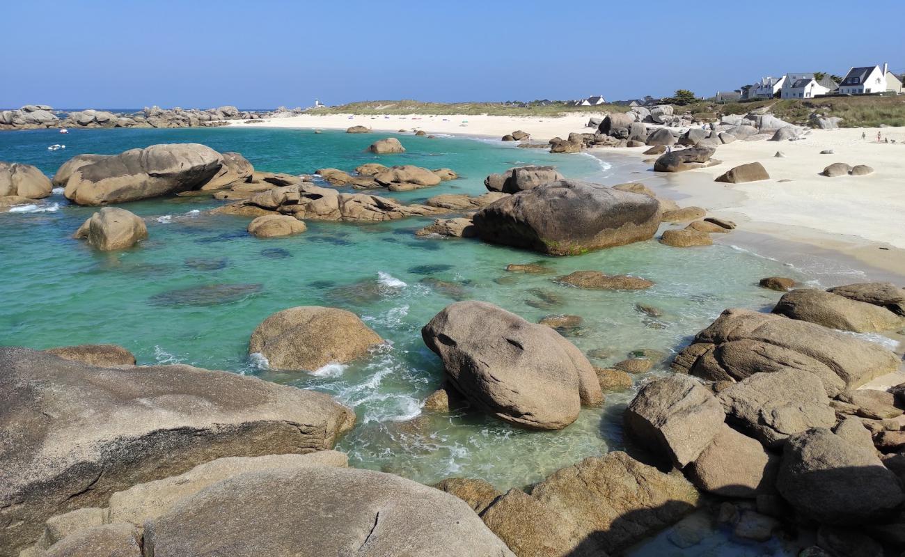 Foto de Plage Kerlouan con brillante arena fina superficie