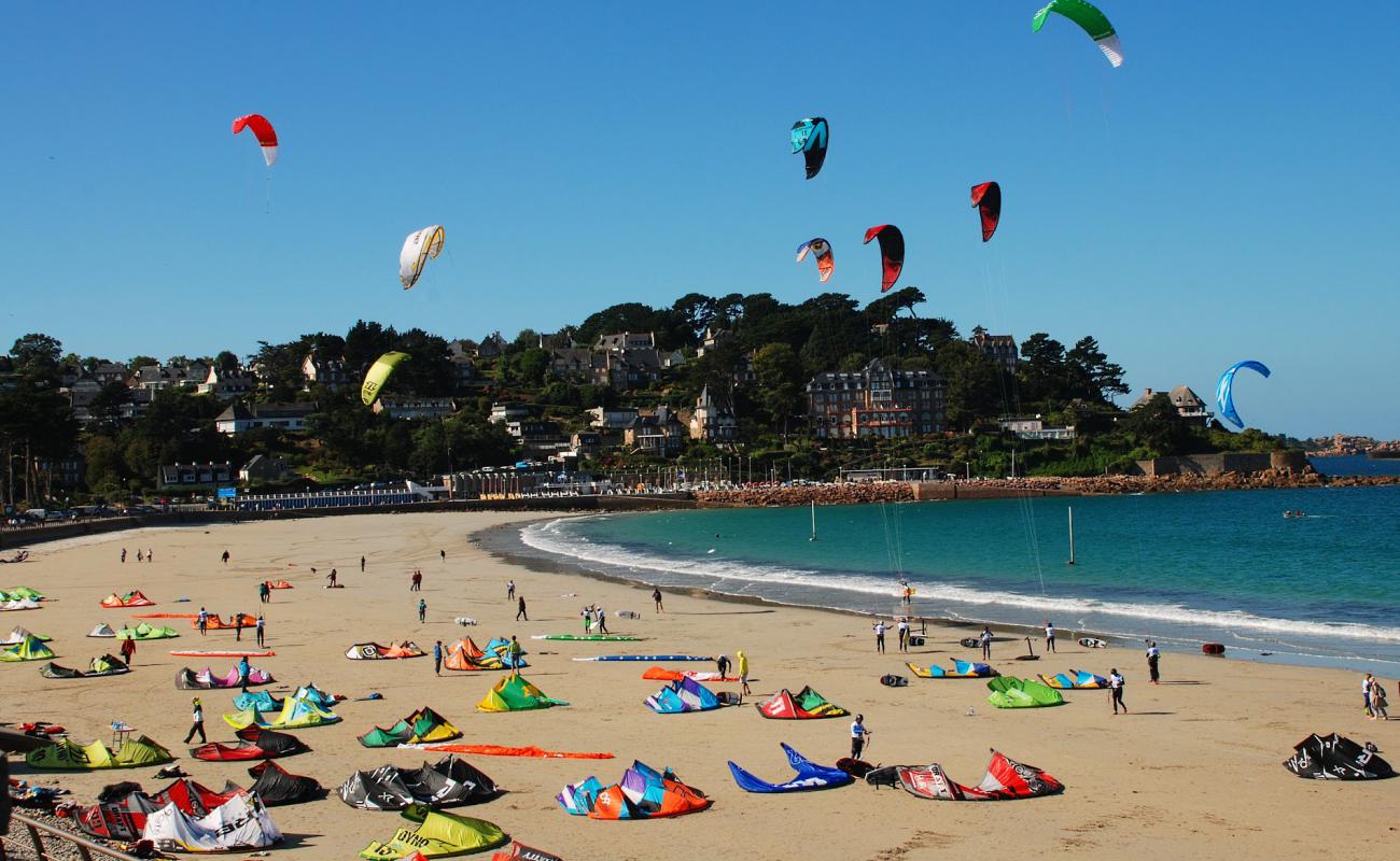 Foto de Plage de Trestraou con arena brillante superficie