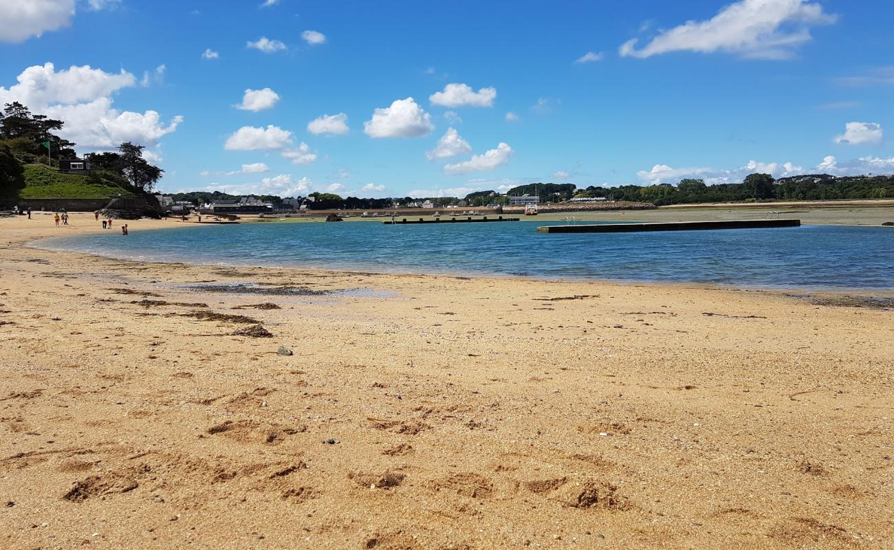 Foto de Plage de la Tossen con arena brillante superficie