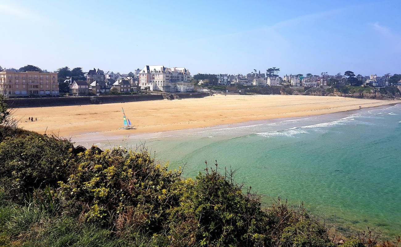 Foto de Plage de St Lunaire con arena brillante superficie