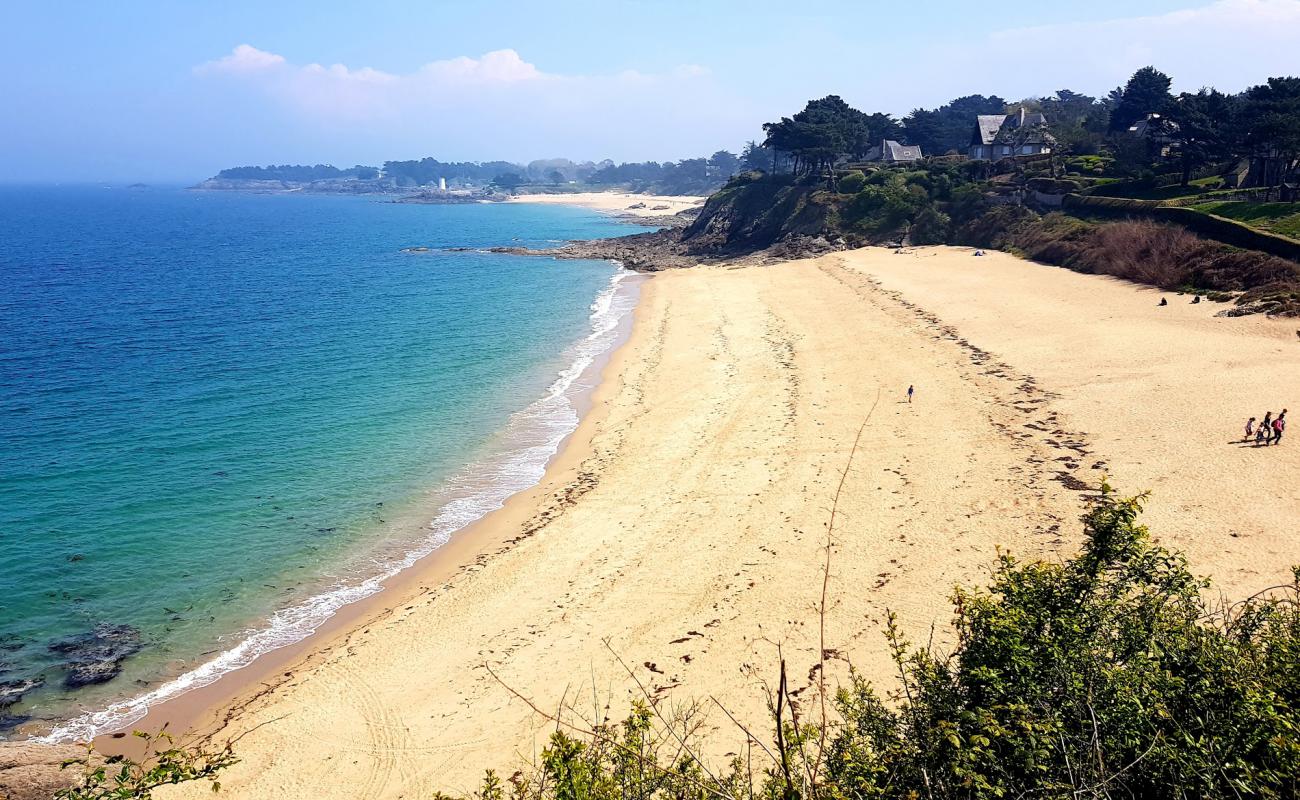 Foto de Plage de la Fosse aux Vaults con arena brillante superficie