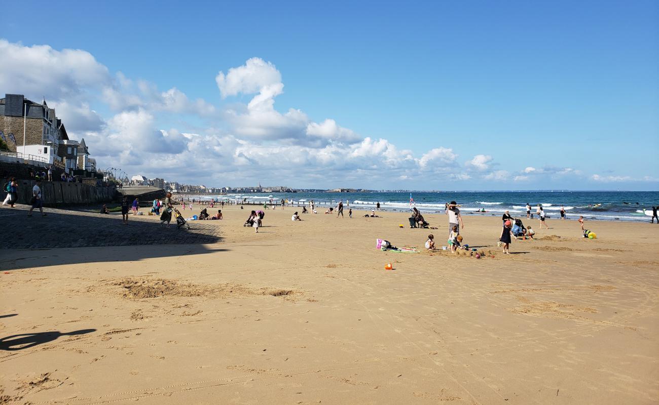 Foto de Plage de Rochebonne con arena brillante superficie