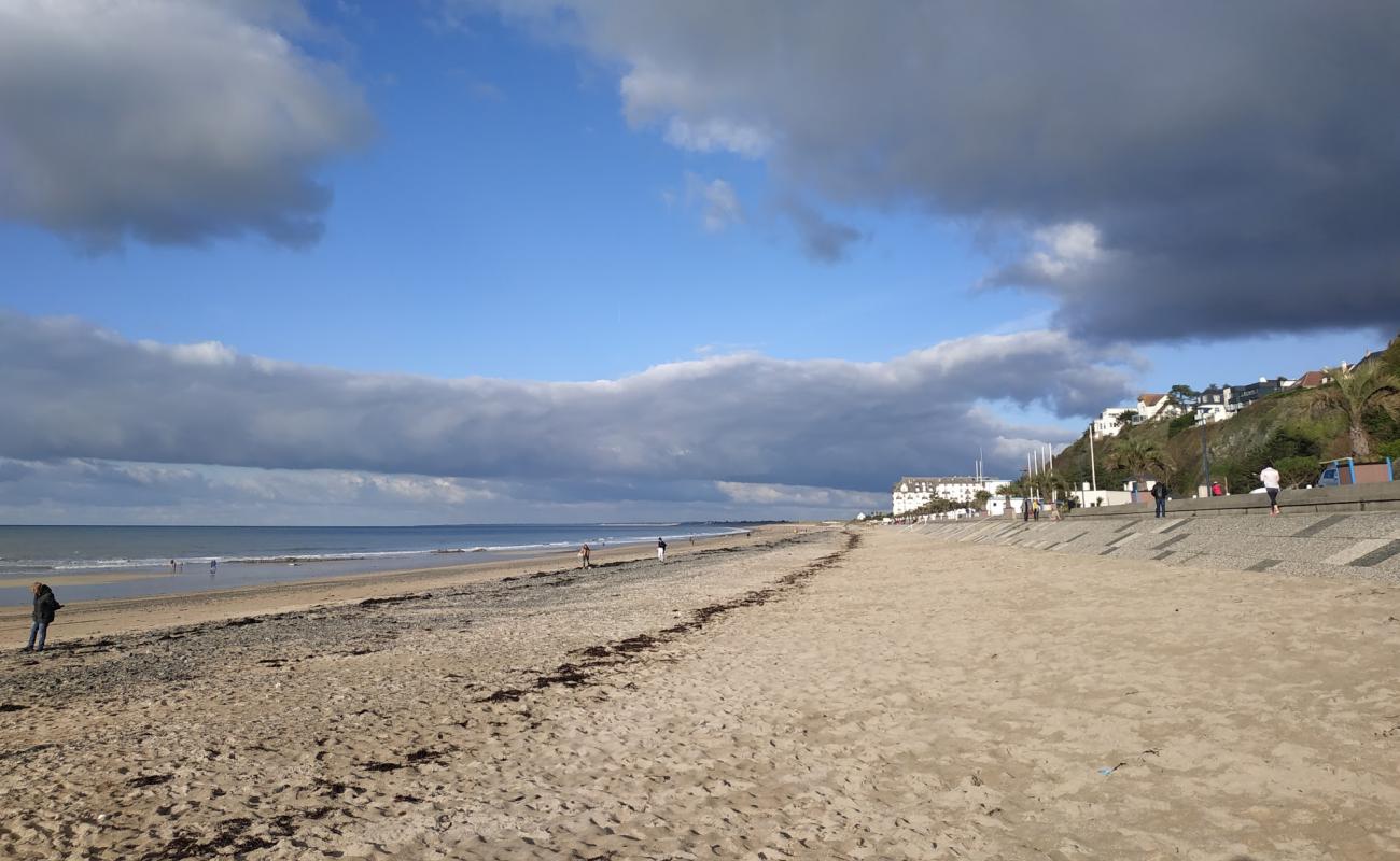 Foto de Plage de Donville-les-Bains con arena brillante superficie