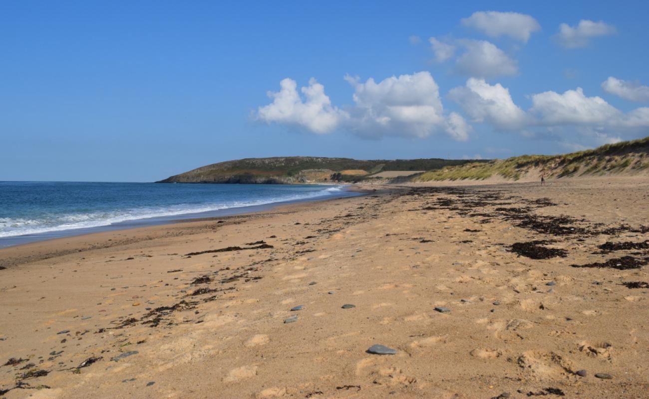 Foto de Plage District des Pieux con arena brillante superficie