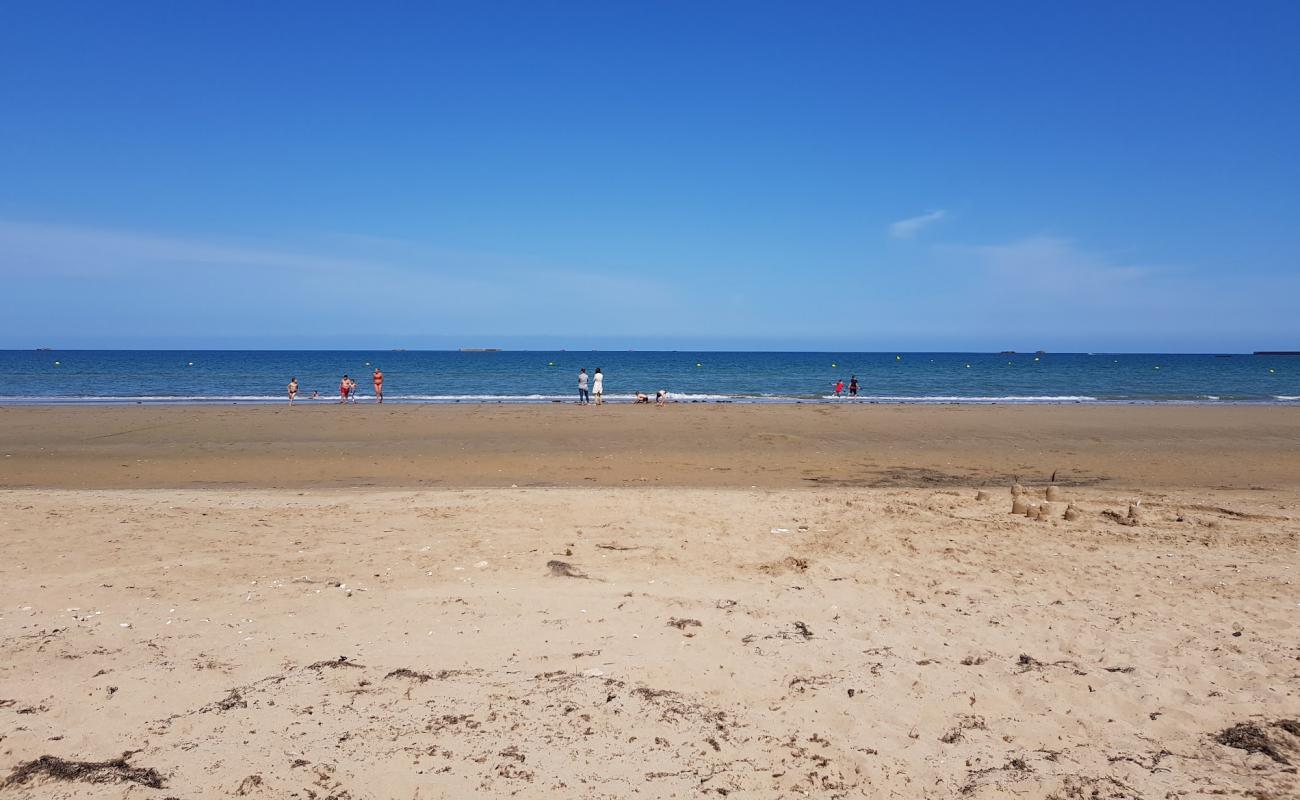 Foto de Normandy beach con arena brillante superficie