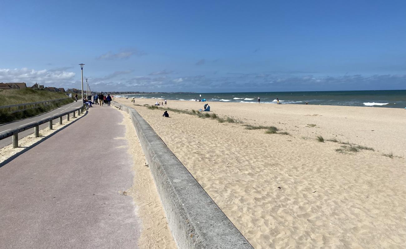 Foto de Playa de Ouistreham con arena brillante superficie