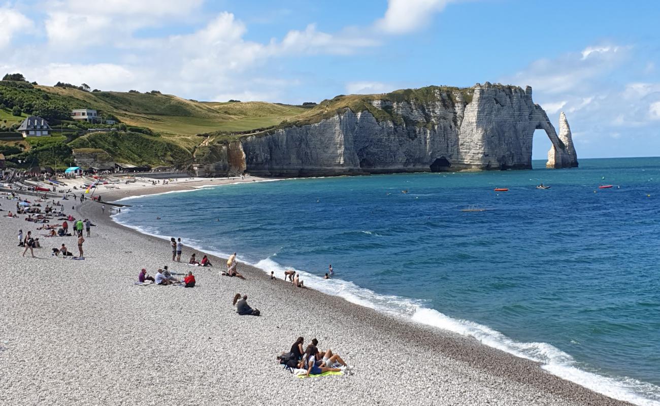 Foto de Playa de Etretat con guijarro ligero superficie