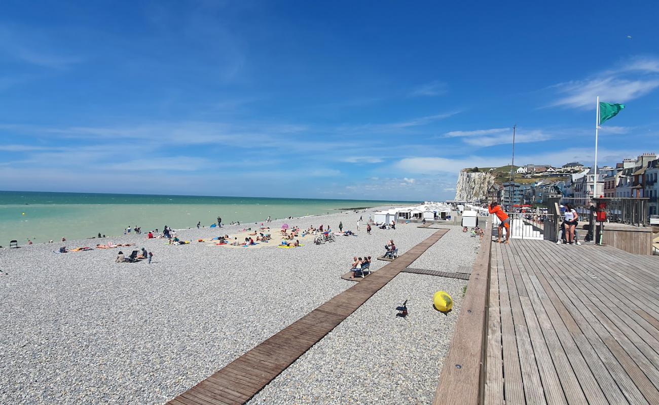 Foto de Plage de Mers-les-Bains con guijarro gris superficie