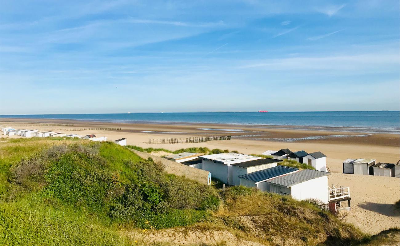 Foto de Playa de Calais con arena brillante superficie