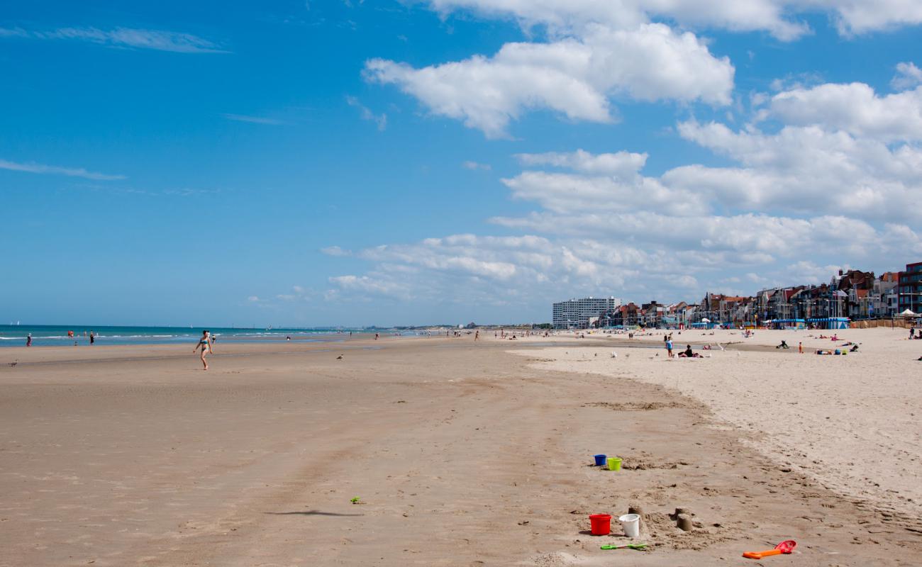 Foto de Plage de Malo-les-Bains con arena brillante superficie