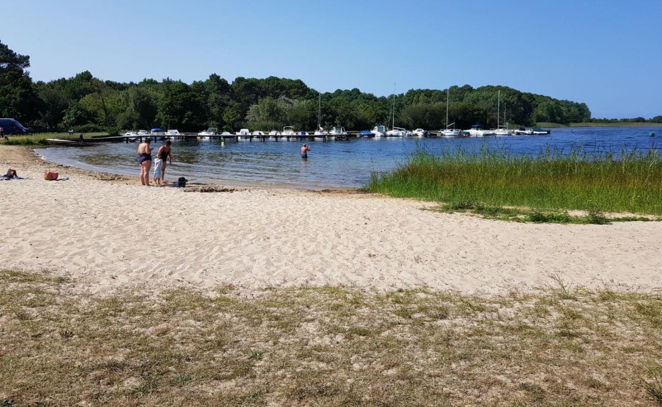 Foto de Plage Des Eaux Qui Rient con arena brillante superficie