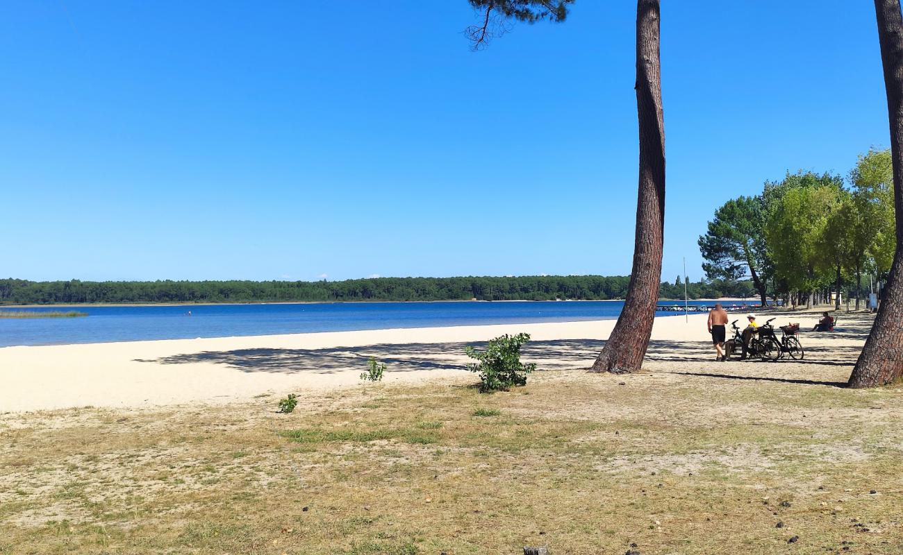 Foto de Plage du lac de Sanguinet con arena brillante superficie