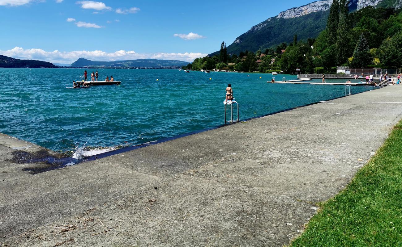 Foto de Plage de Menthon Saint Bernard con hormigón superficie