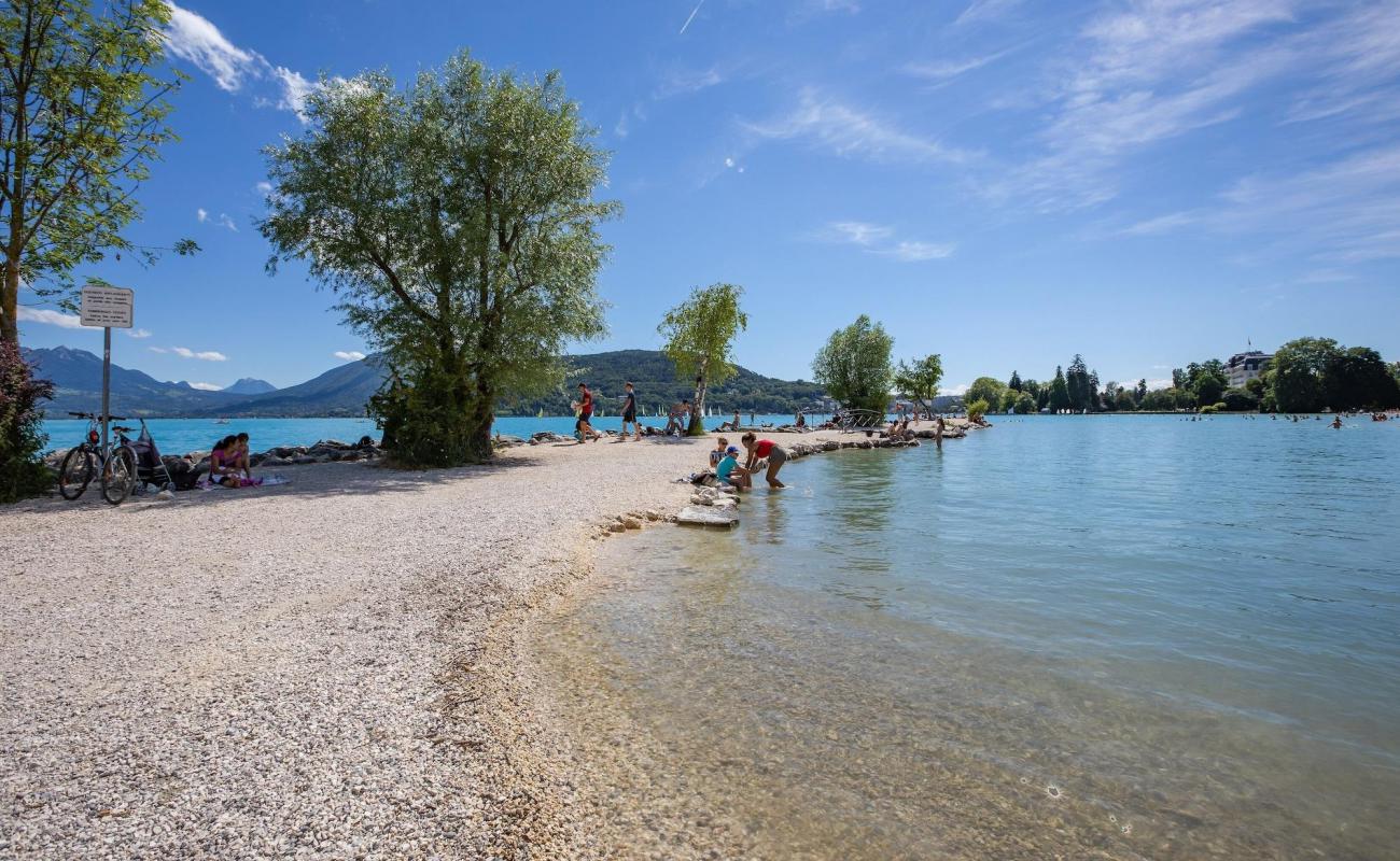 Foto de Plage d'Albigny con guijarro fino gris superficie