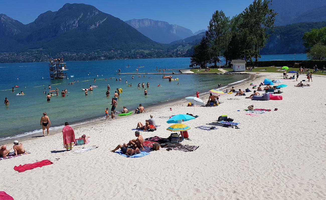 Foto de Plage Saint-Jorioz con arena brillante superficie