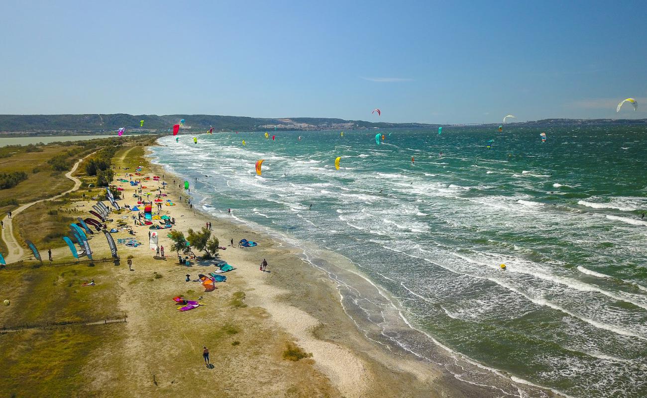 Foto de Plage du Jai con guijarro fino claro superficie