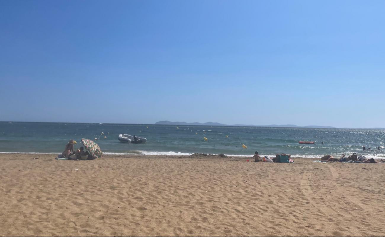 Foto de Plage des Salins con arena gris y guijarros superficie