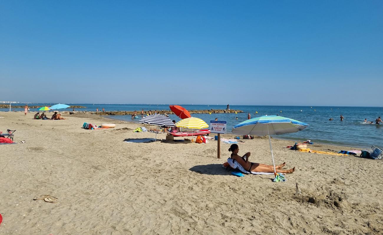 Foto de Playa de Carnon con arena gris superficie