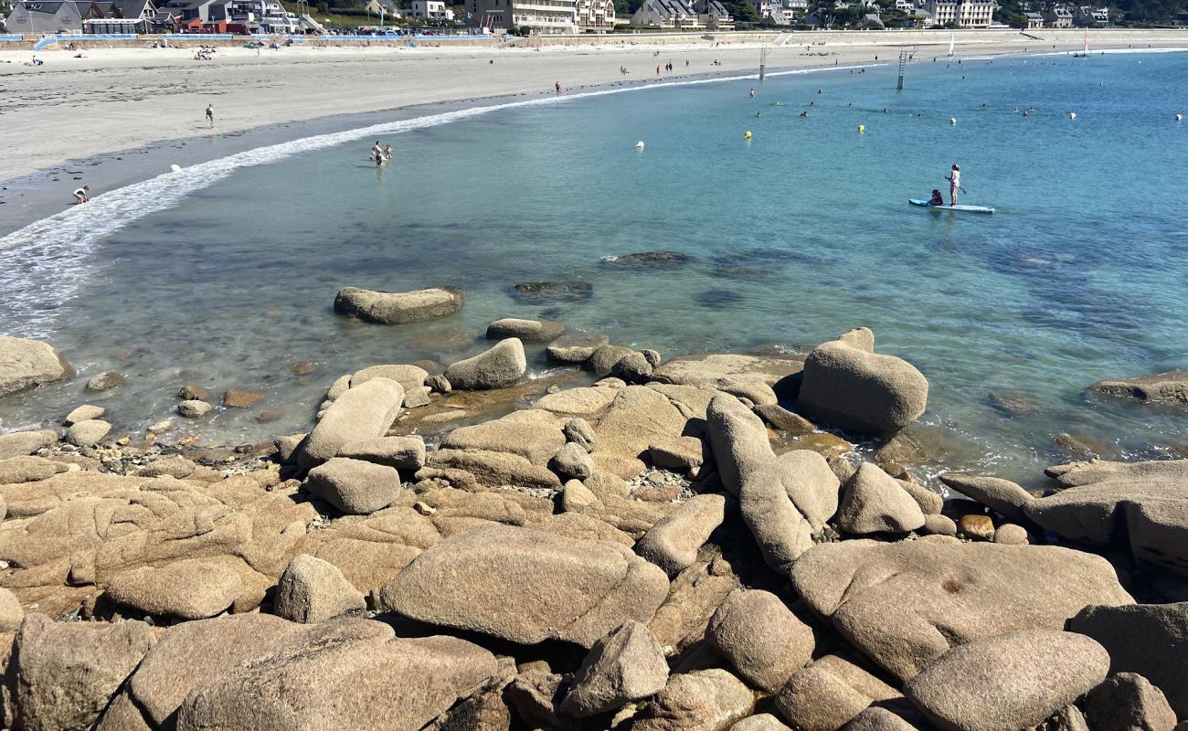 Foto de Playa de Trebeurden con arena brillante superficie