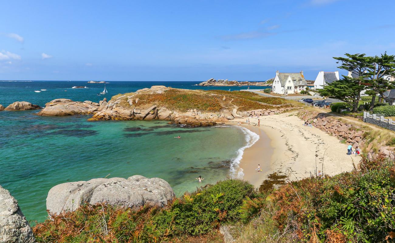 Foto de La plage des Cures con arena brillante superficie