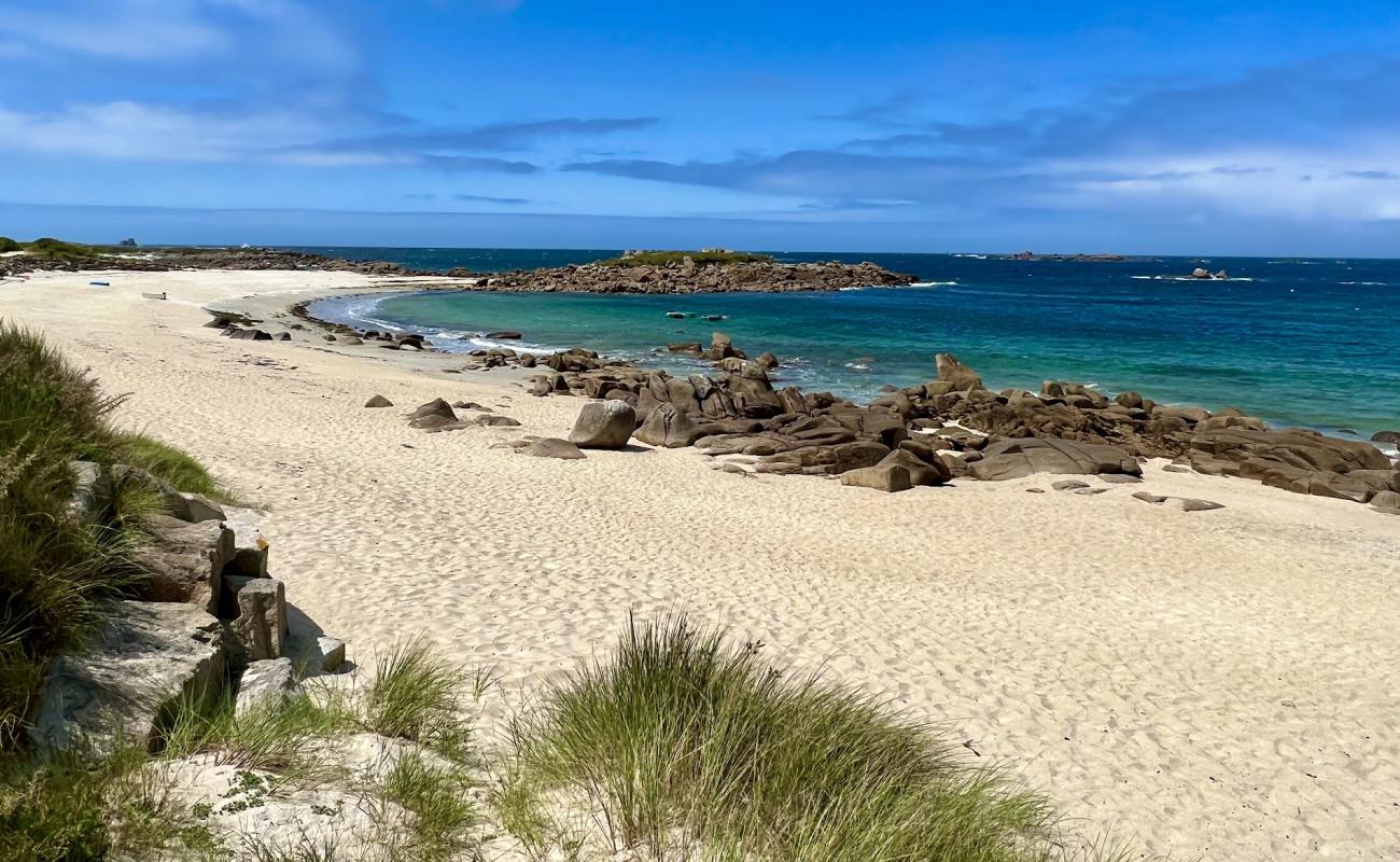 Foto de Plage de Landrellec con arena brillante superficie