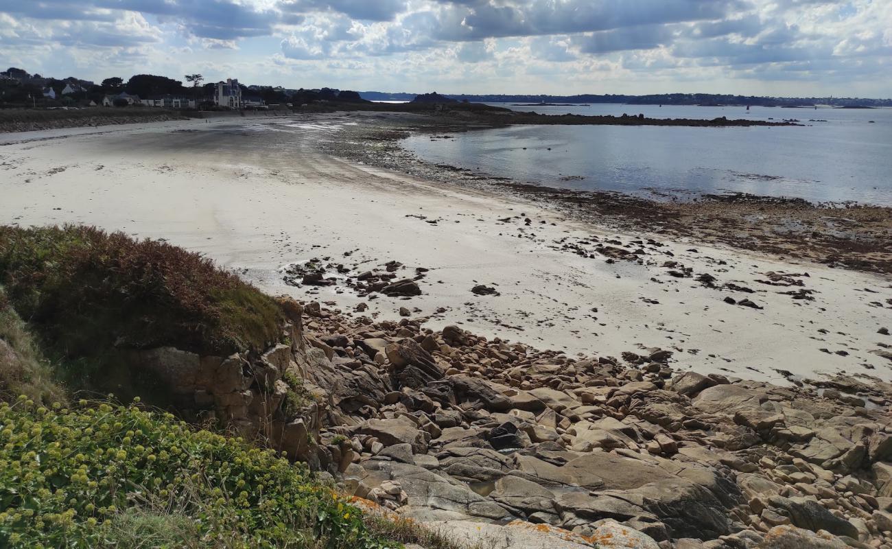 Foto de Plage de Saint-Samson con arena brillante y rocas superficie