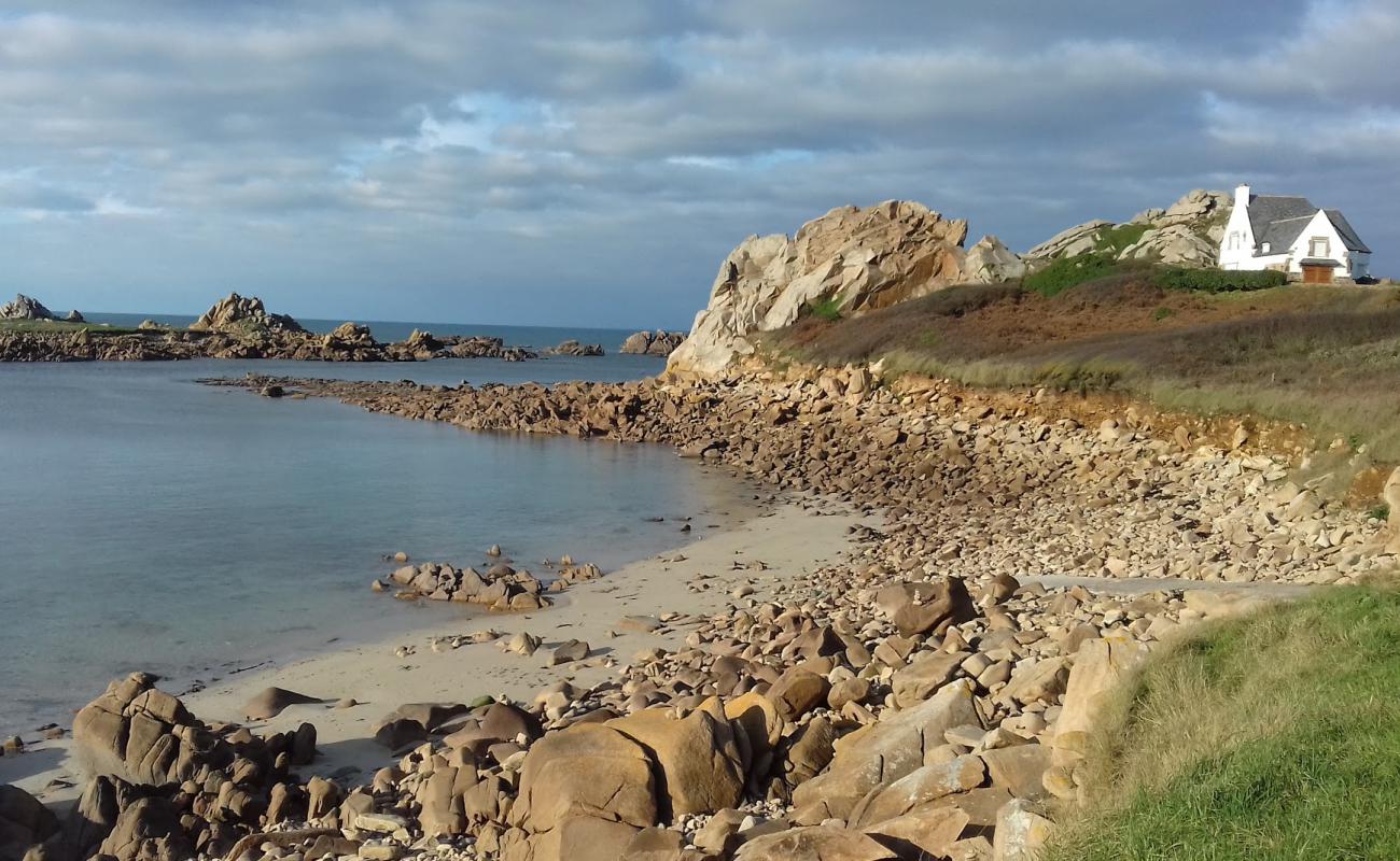 Foto de Plage du Port Blanc con arena brillante y rocas superficie