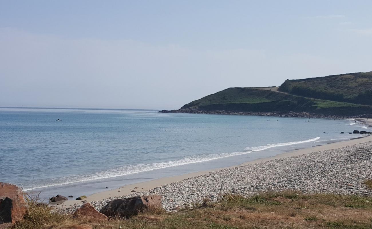 Foto de Plage de Plougasnou-Saint-Jean-du-Doigt con arena gris y guijarros superficie