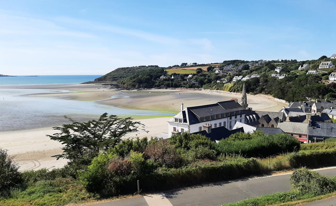 Foto de Plage Saint Michel-en-Greve con arena brillante superficie