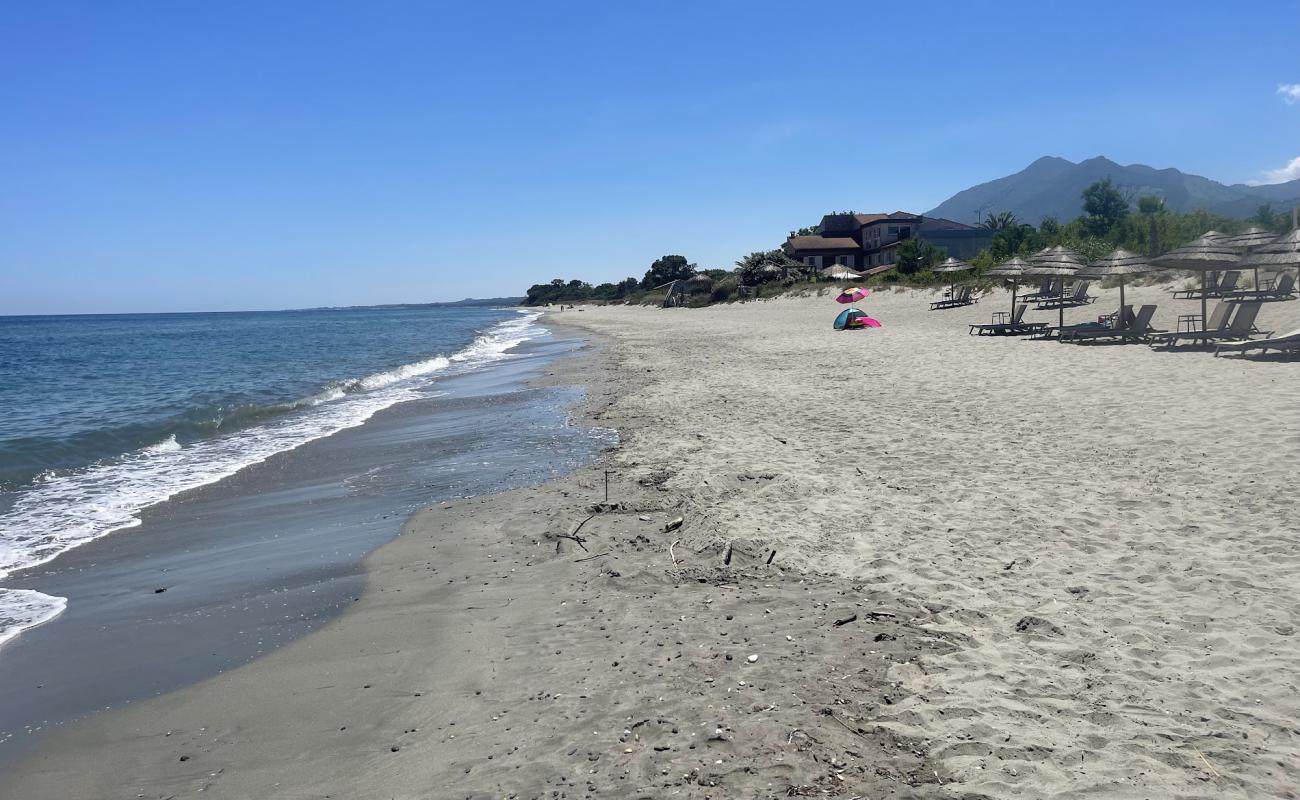 Foto de Plage de la Caravelle con arena brillante superficie