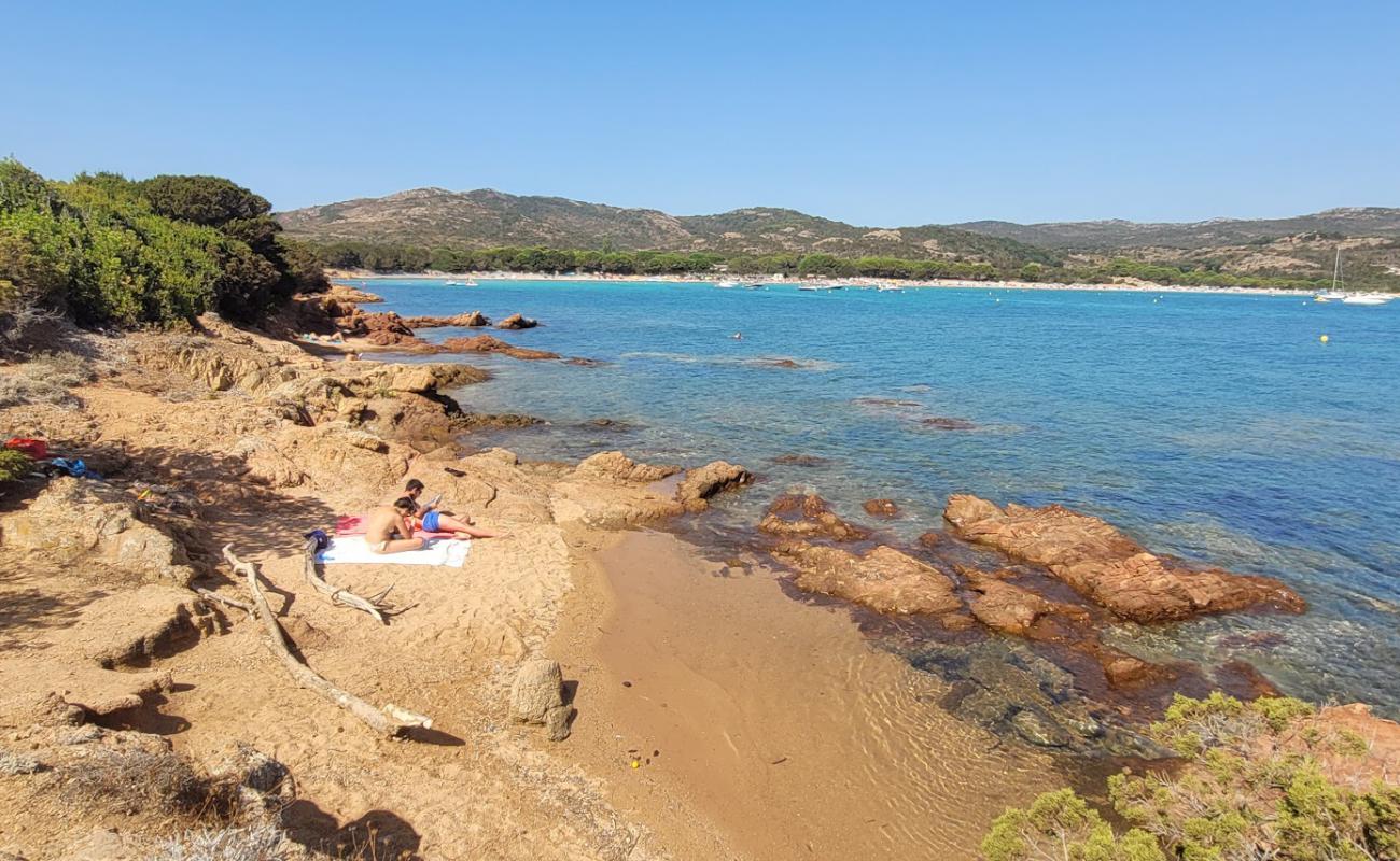 Foto de Plage Rouge de Rondinara con guijarro fino oscuro superficie