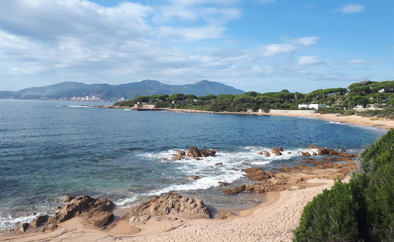 Foto de Plage de la Crique Porticcio con arena brillante superficie