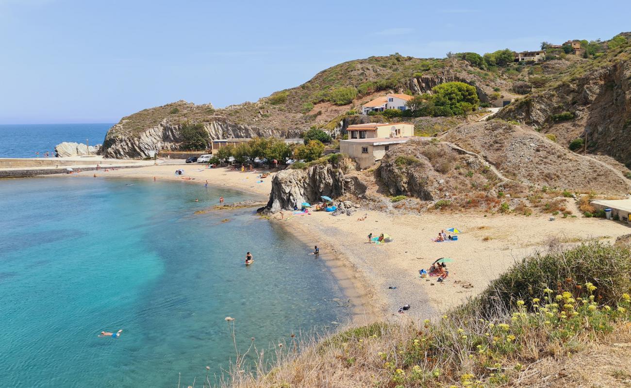 Foto de Plage de l'anse de l'Espeluga con arena gris superficie